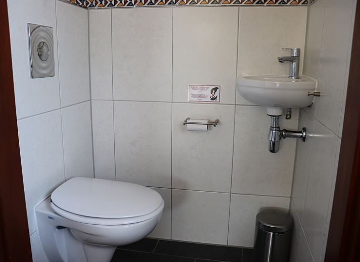 Vakantiehuis Gortersmient 216 met terras in De Dennen, Texel, Waddeneilanden, ideaal voor buitenontspanning.