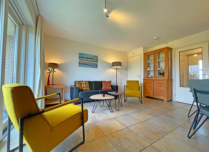 Gezellige woonkamer in Appartement Bos en Duin 41 in De Dennen, Texel met comfortabele zitplaatsen en veel natuurlijk licht.