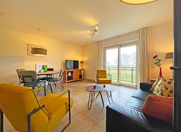 Gezellige woonkamer in Appartement Bos en Duin 41 in De Dennen, Texel met comfortabele zitplaatsen en veel natuurlijk licht.