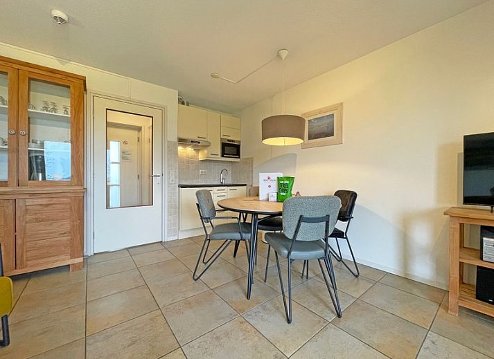 Ruime leefruimte in Appartement Bos en Duin 41, De Dennen, Texel met moderne inrichting en veel daglicht.