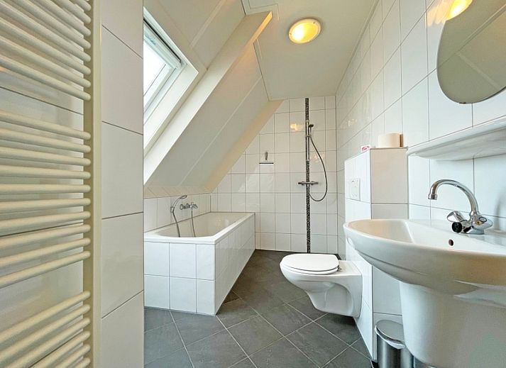 Ruime leefruimte in Appartement Bos en Duin 41, De Dennen, Texel met moderne inrichting en veel daglicht.
