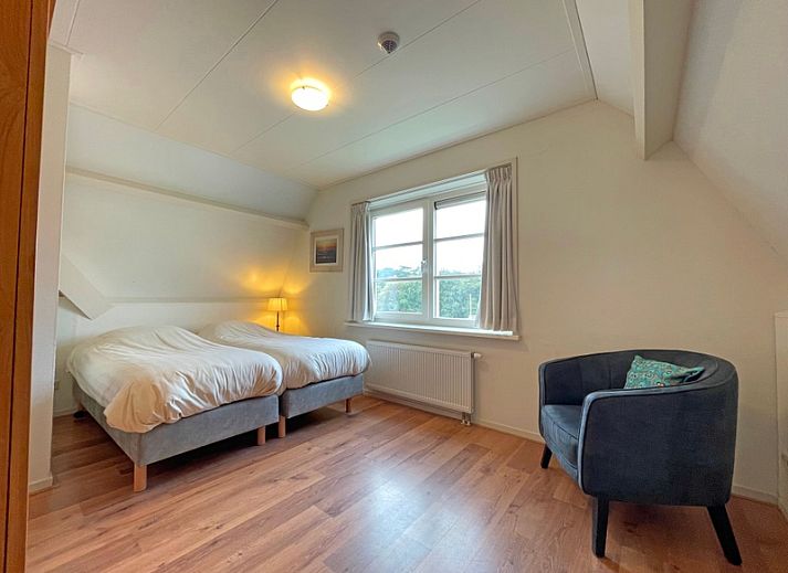 Ruime leefruimte in Appartement Bos en Duin 41, De Dennen, Texel met moderne inrichting en veel daglicht.