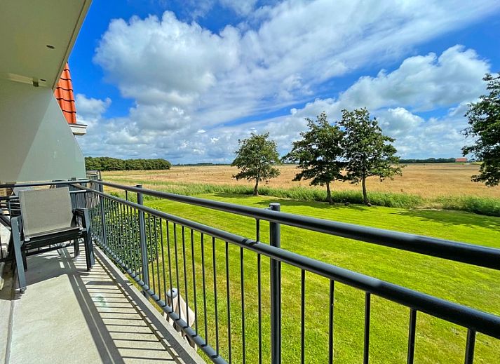 Ruime leefruimte in Appartement Bos en Duin 41, De Dennen, Texel met moderne inrichting en veel daglicht.