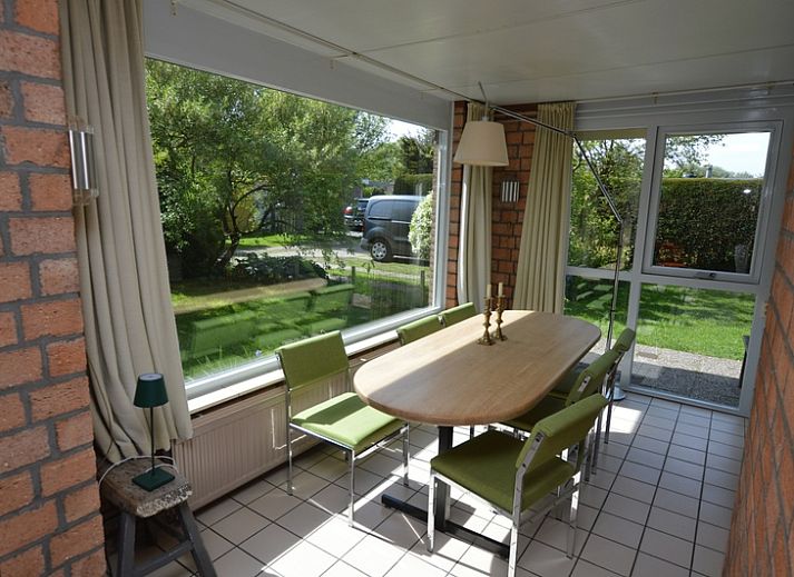 Gemuetliches Wohnzimmer von Bungalow Verste Coogh 70 in De Dennen, Texel mit bequemen Sitzgelegenheiten.
