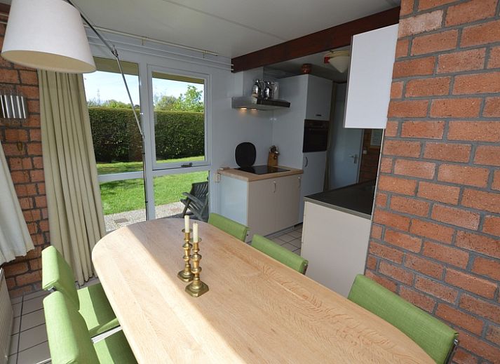 Gemuetliches Wohnzimmer von Bungalow Verste Coogh 70 in De Dennen, Texel mit bequemen Sitzgelegenheiten.