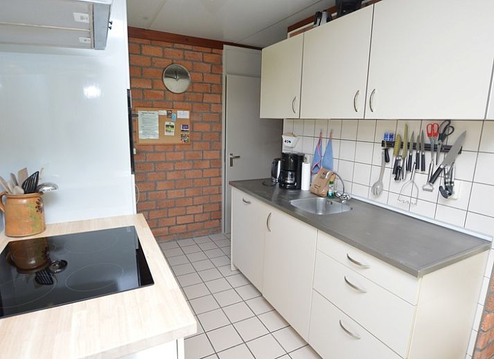 Gemuetliches Wohnzimmer von Bungalow Verste Coogh 70 in De Dennen, Texel mit bequemen Sitzgelegenheiten.