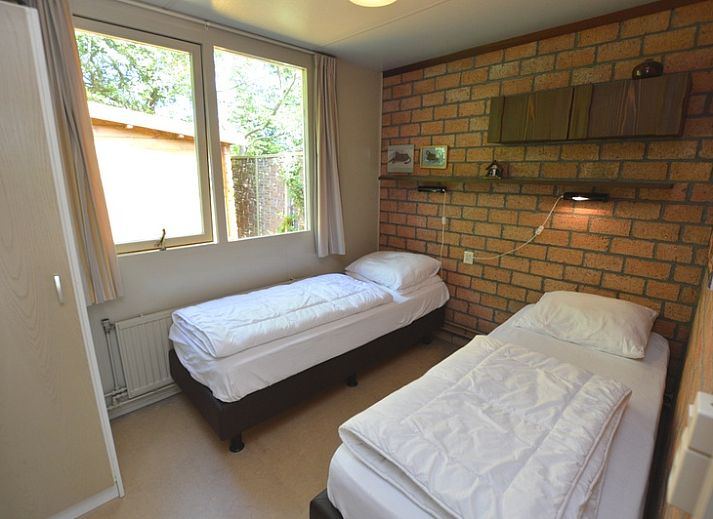 Gemuetliches Wohnzimmer von Bungalow Verste Coogh 70 in De Dennen, Texel mit bequemen Sitzgelegenheiten.