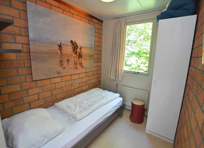 Stilvolles Interieur des Bungalows Verste Coogh 70 in De Dennen, Texel, mit moderner Einrichtung.