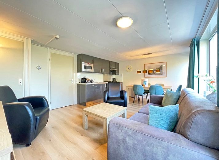 Geraeumiges Wohnzimmer im Appartement Bos en Duin 21, De Dennen, Texel mit moderner Einrichtung und gemuetlicher Sitzecke.