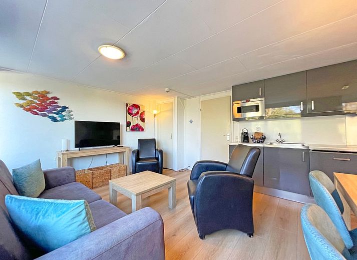 Geraeumiges Wohnzimmer im Appartement Bos en Duin 21, De Dennen, Texel mit moderner Einrichtung und gemuetlicher Sitzecke.