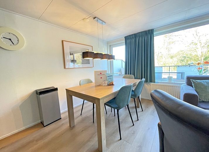 Geraeumiges Wohnzimmer im Appartement Bos en Duin 21, De Dennen, Texel mit moderner Einrichtung und gemuetlicher Sitzecke.