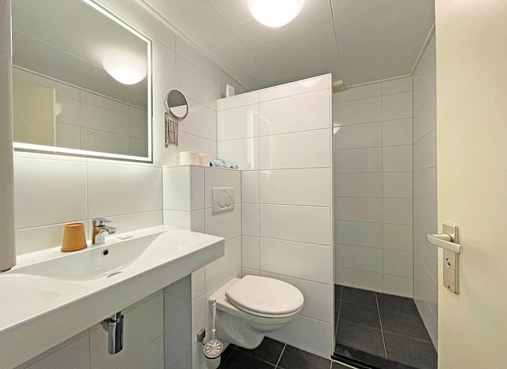 Gemuetliche Sitzecke im Appartement Bos en Duin 21, Texel mit Blick auf die Natur von De Dennen.