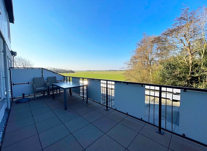 Essecke im Appartement Bos en Duin 21, De Dennen, Texel mit hellen und modernen Moebeln.