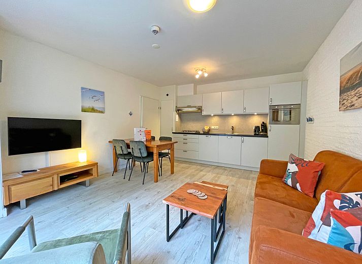 Gezellige woonkamer in Appartement Bos en Duin 08, De Dennen, Texel. Comfortabele zithoek met open keuken.