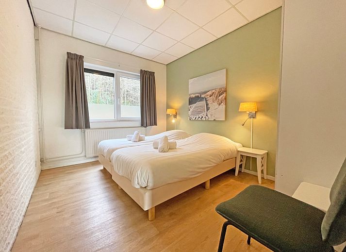 Lichte woonkamer van Appartement Bos en Duin 08, De Dennen, Texel. Moderne inrichting met uitzicht op de natuur.