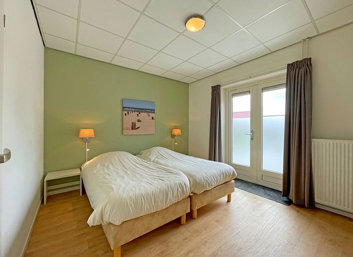 Lichte woonkamer van Appartement Bos en Duin 08, De Dennen, Texel. Moderne inrichting met uitzicht op de natuur.