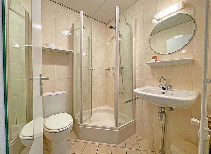 Lichte woonkamer van Appartement Bos en Duin 08, De Dennen, Texel. Moderne inrichting met uitzicht op de natuur.