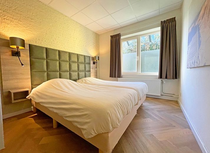 Geraeumiges Esszimmer im Appartement Bos en Duin 04, De Dennen, Texel, ideal fuer gemuetliche Mahlzeiten mit Blick auf die Natur.