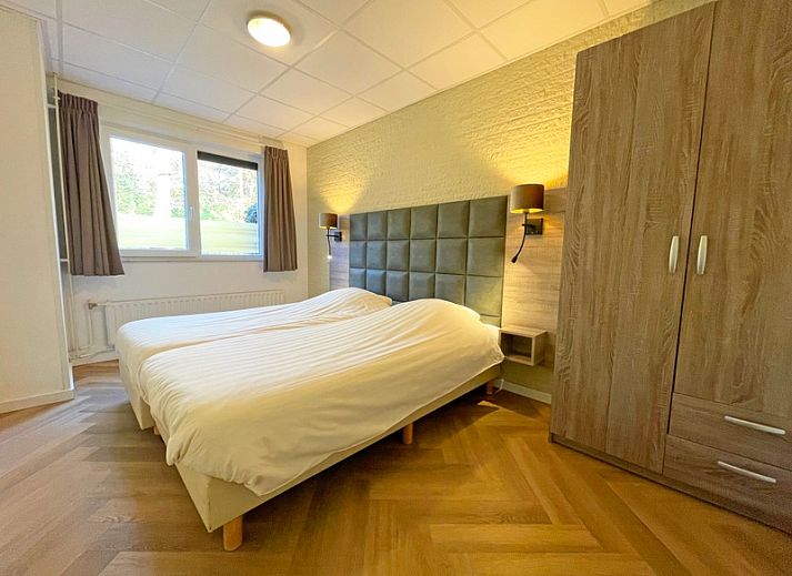 Geraeumiges Esszimmer im Appartement Bos en Duin 04, De Dennen, Texel, ideal fuer gemuetliche Mahlzeiten mit Blick auf die Natur.