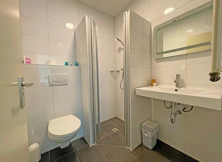 Geraeumiges Esszimmer im Appartement Bos en Duin 04, De Dennen, Texel, ideal fuer gemuetliche Mahlzeiten mit Blick auf die Natur.