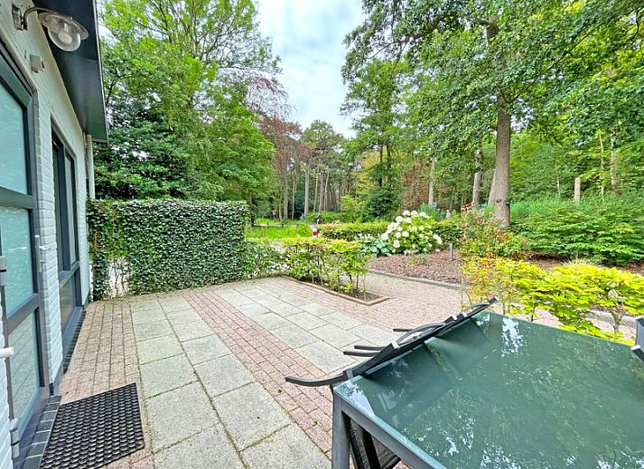 Geraeumiges Esszimmer im Appartement Bos en Duin 04, De Dennen, Texel, ideal fuer gemuetliche Mahlzeiten mit Blick auf die Natur.