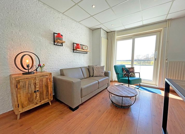 Gezellige woonkamer in Appartement Bos en Duin 18, De Dennen, Texel met modern interieur en uitzicht op de Waddeneilanden.