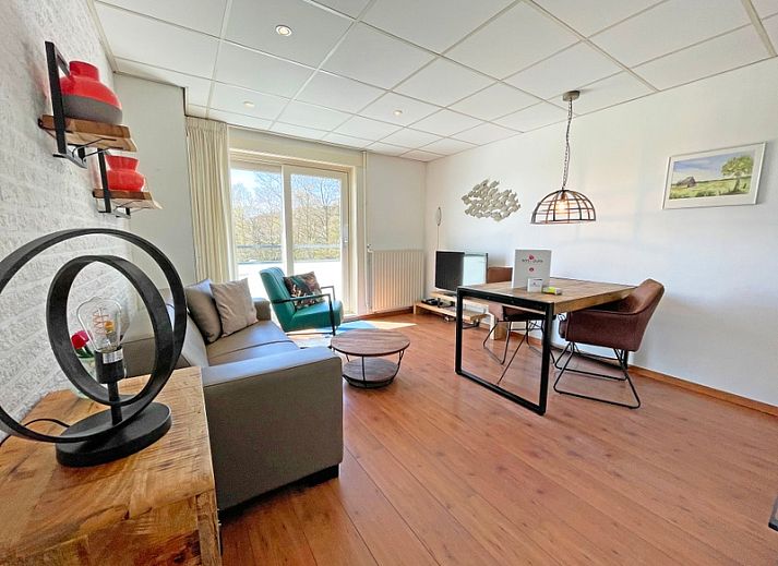 Gezellige woonkamer in Appartement Bos en Duin 18, De Dennen, Texel met modern interieur en uitzicht op de Waddeneilanden.