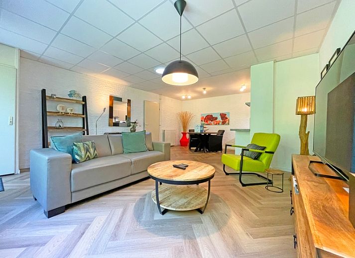 Gezellige woonkamer in Appartement Bos en Duin 06, De Dennen, Texel. Comfortabele zitruimte voor ontspanning op de Waddeneilanden.