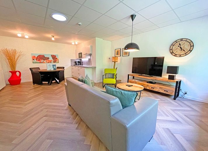 Gezellige woonkamer in Appartement Bos en Duin 06, De Dennen, Texel. Comfortabele zitruimte voor ontspanning op de Waddeneilanden.