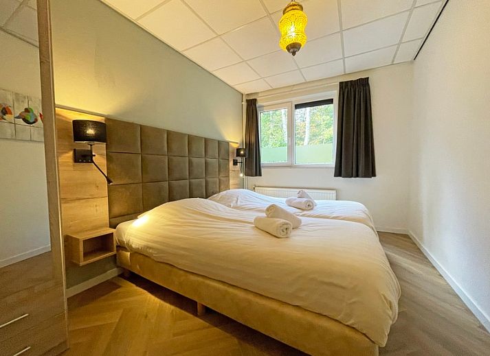 Moderne woonkamer van Appartement Bos en Duin 06, Texel. Stijlvolle inrichting in een vakantiehuis in De Dennen, Waddeneilanden.