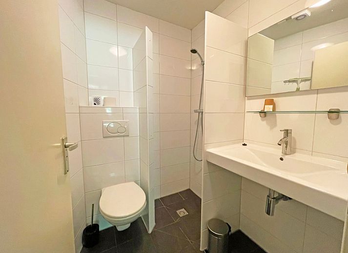 Moderne woonkamer van Appartement Bos en Duin 06, Texel. Stijlvolle inrichting in een vakantiehuis in De Dennen, Waddeneilanden.