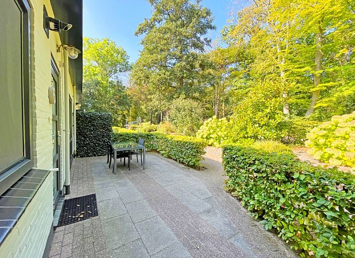 Moderne woonkamer van Appartement Bos en Duin 06, Texel. Stijlvolle inrichting in een vakantiehuis in De Dennen, Waddeneilanden.