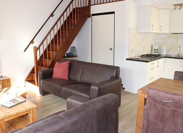 Gemuetliche Terrasse im Ferienhaus Gortersmient 252, De Dennen, Texel, ideal fuer Mahlzeiten im Freien auf den Watteninseln.