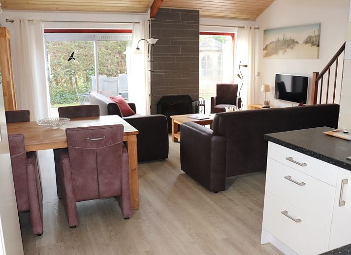 Gemuetliche Terrasse im Ferienhaus Gortersmient 252, De Dennen, Texel, ideal fuer Mahlzeiten im Freien auf den Watteninseln.