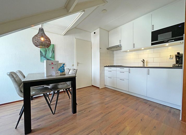 Gemuetliche Essecke im Apartment Bos en Duin 33, De Dennen, Texel mit stilvollem Esstisch und Haengeleuchte.