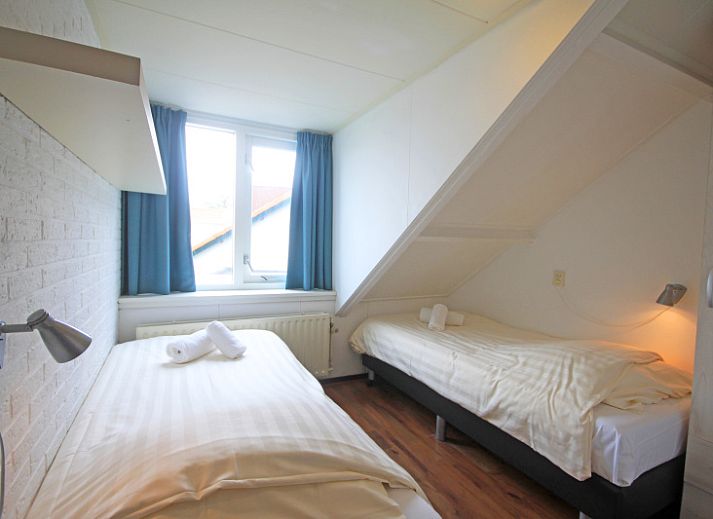 Gemuetliche Essecke im Apartment Bos en Duin 33, De Dennen, Texel mit stilvollem Esstisch und Haengeleuchte.