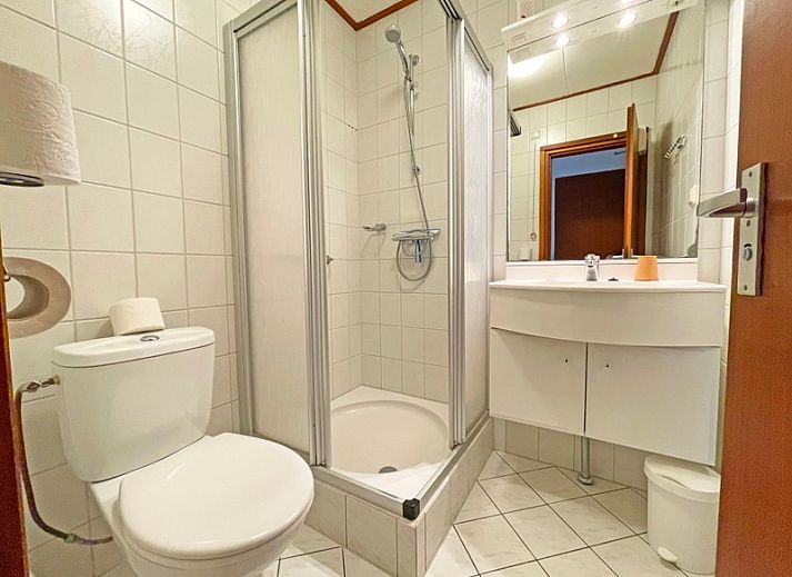 Gemuetliche Essecke im Apartment Bos en Duin 33, De Dennen, Texel mit stilvollem Esstisch und Haengeleuchte.