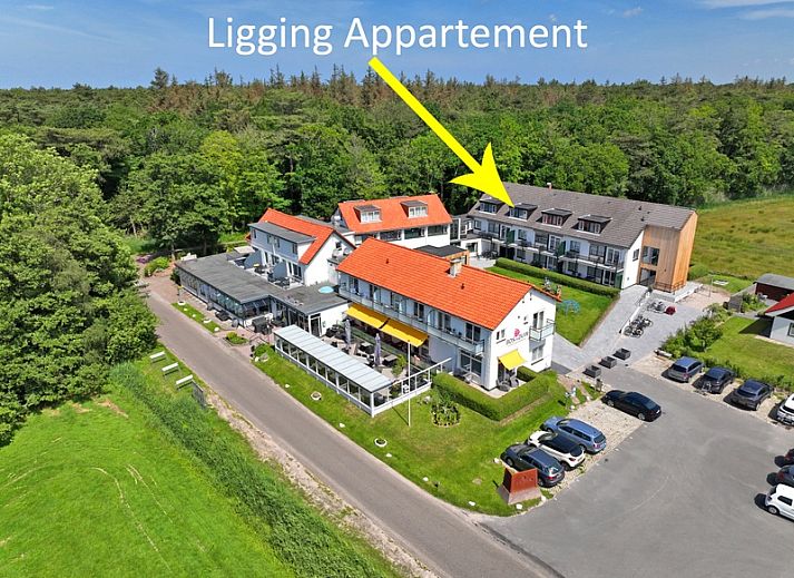 Gemuetliche Essecke im Apartment Bos en Duin 33, De Dennen, Texel mit stilvollem Esstisch und Haengeleuchte.