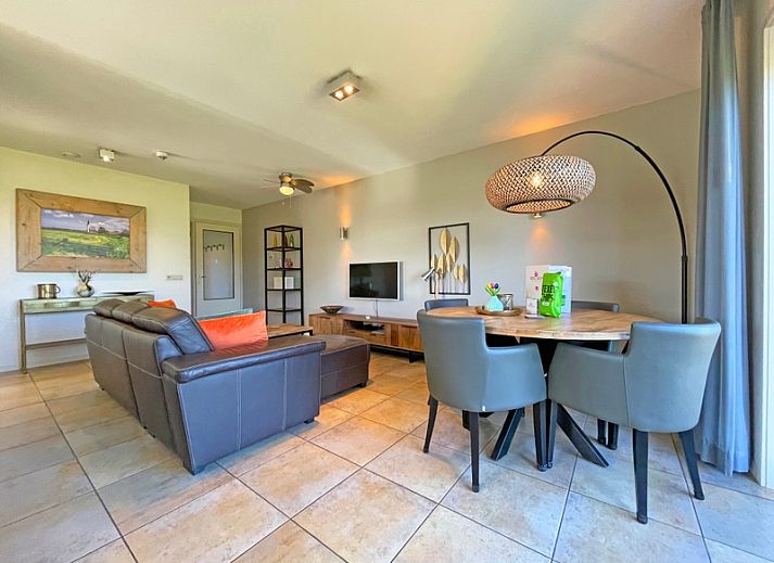 Stilvolles Wohnzimmer im Appartement Bos en Duin 37, De Dennen, Texel mit moderner Einrichtung und gemuetlicher Sitzecke.