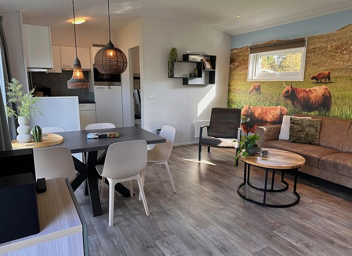 Gemuetliches Wohnzimmer im Ferienpark De Bremakker - Bosveld 128, De Dennen, Texel, mit moderner Einrichtung und Naturthema.