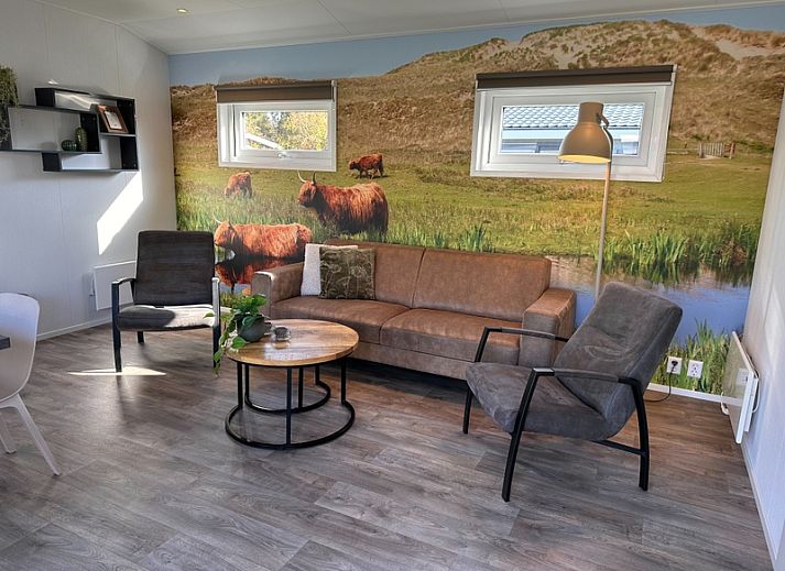 Gemuetliches Wohnzimmer im Ferienpark De Bremakker - Bosveld 128, De Dennen, Texel, mit moderner Einrichtung und Naturthema.