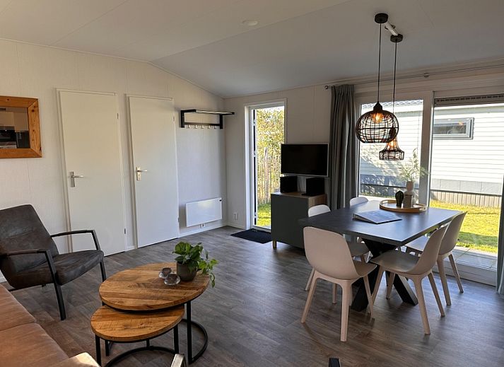 Gemuetliches Wohnzimmer im Ferienpark De Bremakker - Bosveld 128, De Dennen, Texel, mit moderner Einrichtung und Naturthema.
