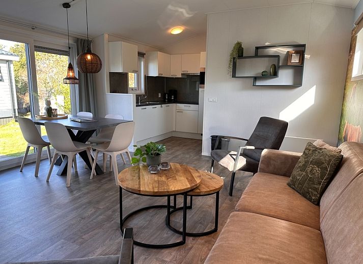 Gemuetliches Wohnzimmer im Ferienpark De Bremakker - Bosveld 128, mit moderner Einrichtung und Naturthema, gelegen in De Dennen, Texel.