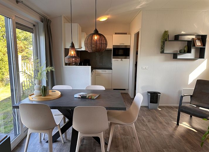 Gemuetliches Wohnzimmer im Ferienpark De Bremakker - Bosveld 128, mit moderner Einrichtung und Naturthema, gelegen in De Dennen, Texel.