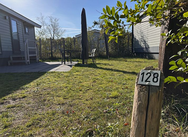 Gemuetliches Wohnzimmer im Ferienpark De Bremakker - Bosveld 128, mit moderner Einrichtung und Naturthema, gelegen in De Dennen, Texel.