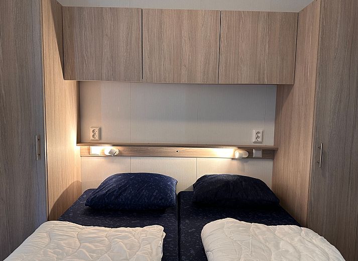 Gemuetliches Wohnzimmer im Ferienpark De Bremakker - Bosveld 128, mit moderner Einrichtung und Naturthema, gelegen in De Dennen, Texel.