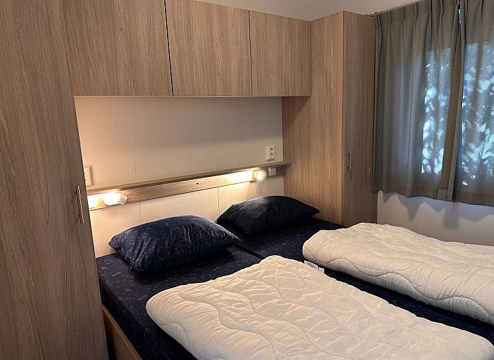 Gemuetliches Wohnzimmer im Ferienpark De Bremakker - Bosveld 128, De Dennen, Texel, mit komfortabler Sitzecke und naturbezogener Inneneinrichtung.