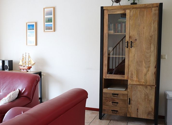 Gezellige woonkamer met open keuken in Vakantiehuis Gortersmient 282, De Dennen, Texel voor een comfortabel verblijf.