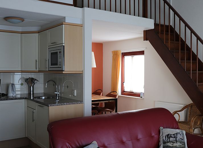 Eethoek in Vakantiehuis Gortersmient 282, De Dennen, Texel, ideaal voor familiediners op de Waddeneilanden.