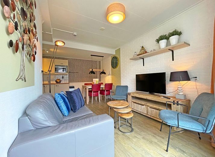 Gezellige woonkamer van Appartement Bos en Duin 10 in De Dennen, Texel met comfortabele zithoek.